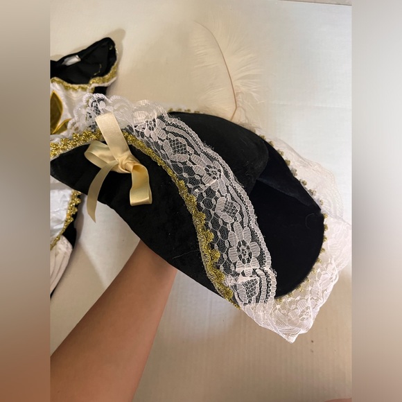 Sexy madam musketeer costume! Hat and boot cuffs included! - Picture 13 of 14